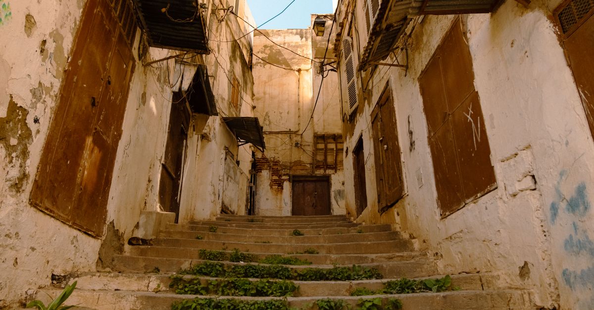 Explore the charming old-world allure of an abandoned alleyway in Algiers' Casbah, capturing historical architecture.