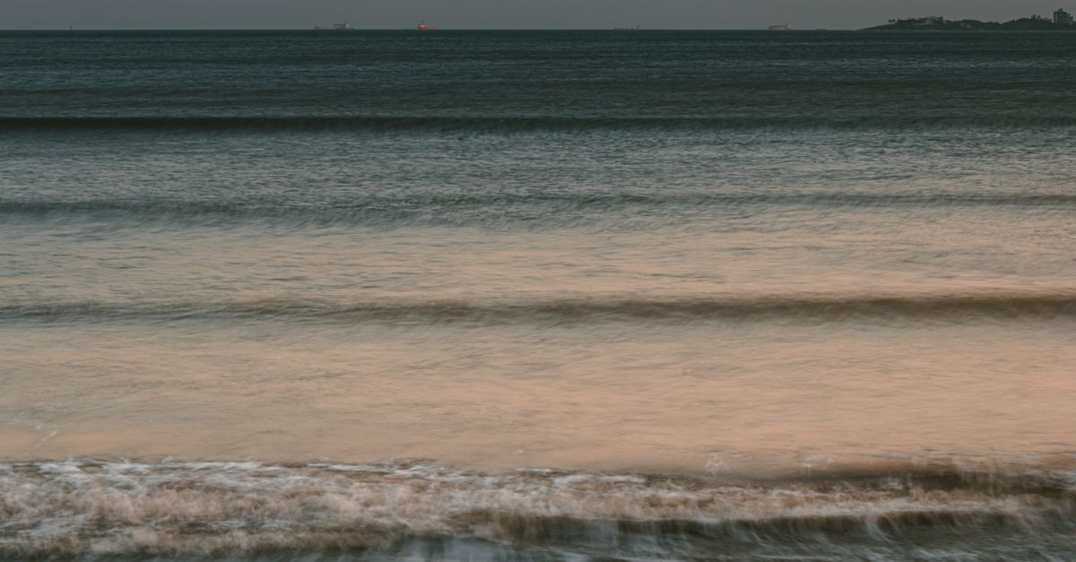 Captivating ocean waves at sunset along the Espírito Santo coast in Brazil.