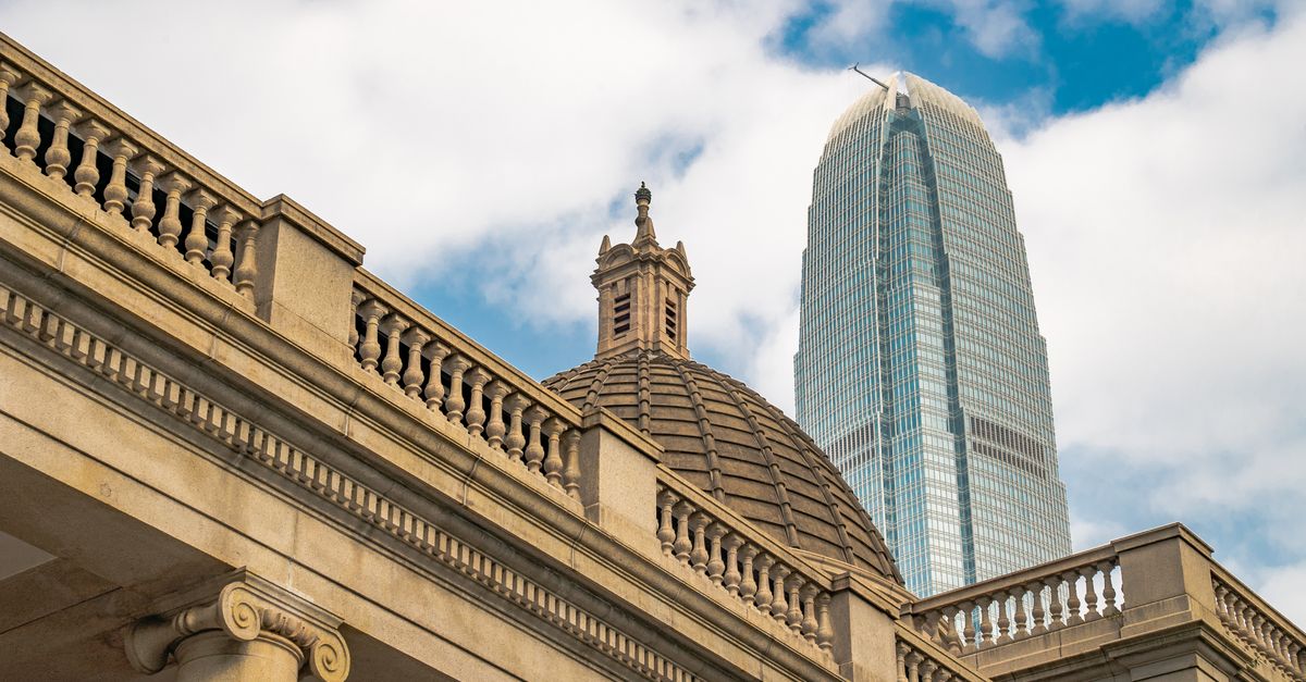 A striking contrast of old and modern architecture in Hong Kong, showcasing skyline beauty.